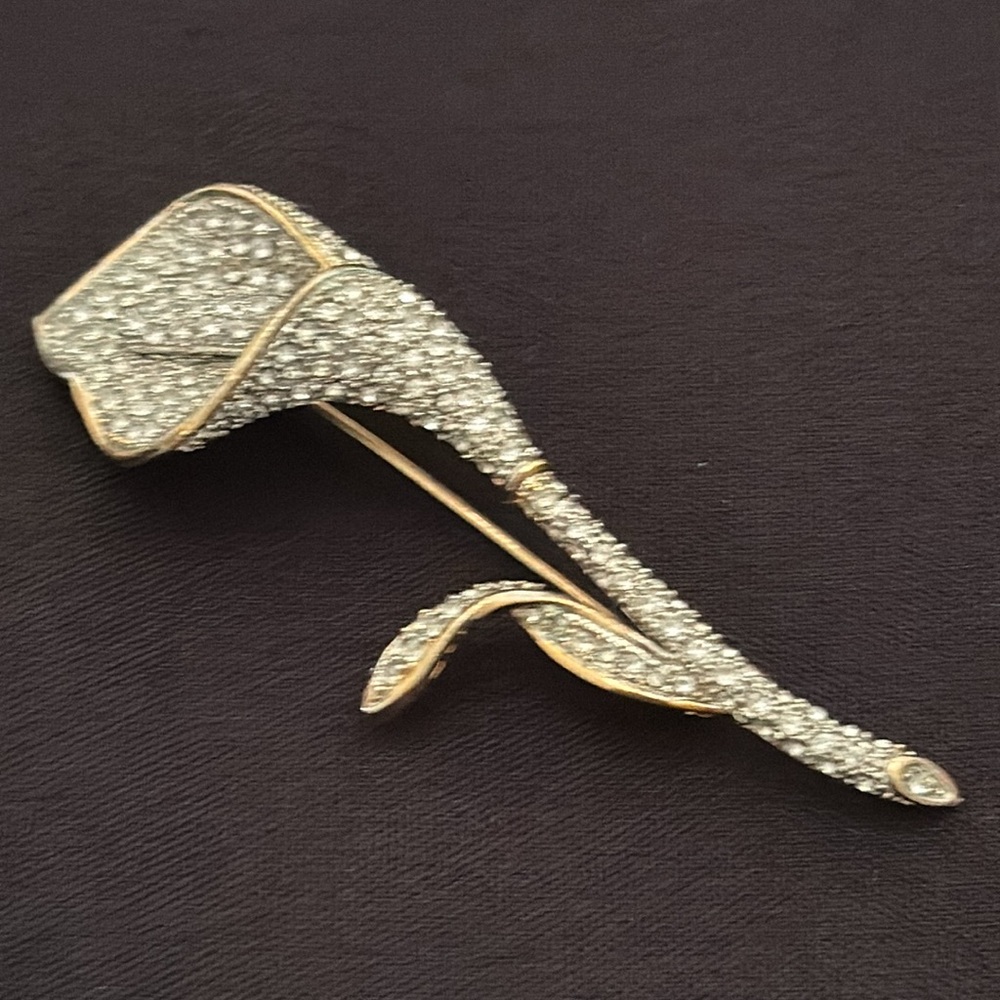 Rhinestone 3” calla lilly brooch, beautiful vintage, gold tone.